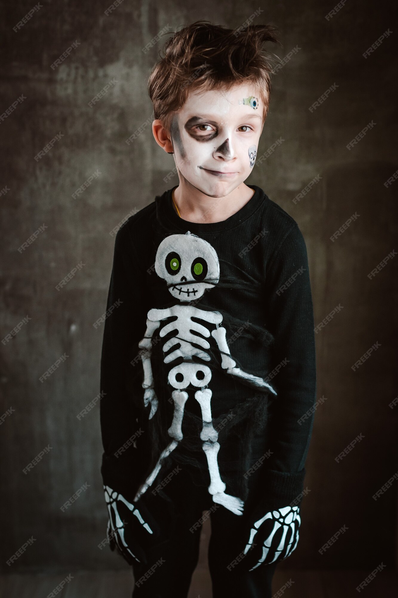 Menino com fantasia de esqueleto no carnaval de halloween em um