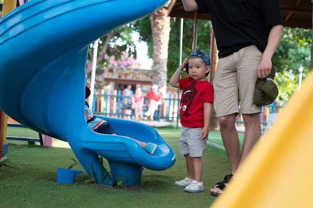 Menino com o pai no playground.