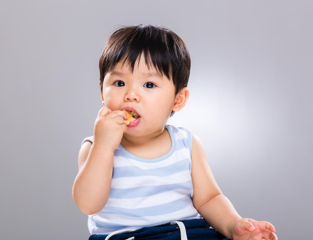 Menino com o seu biscoito