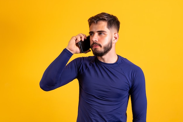 Menino com o telefone da chamada.