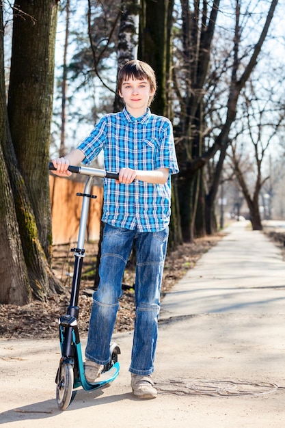 Menino com patinete