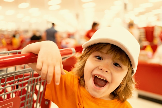 Foto menino com sacola de compras no supermercado