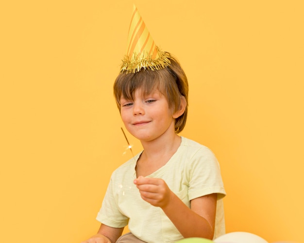 Menino com tiro médio usando chapéu de festa