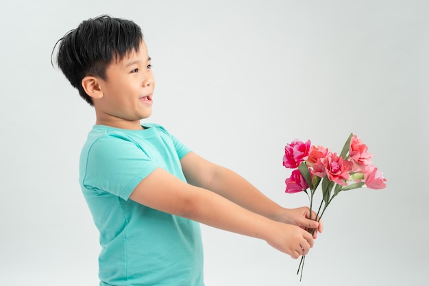 Menino com um buquê de flores