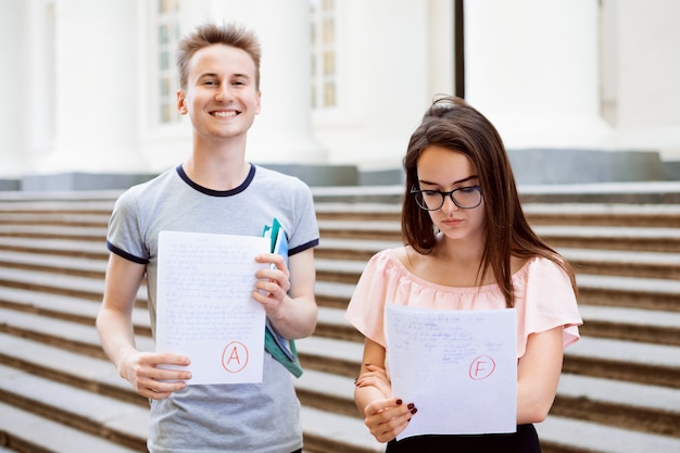 Menino com um sorriso radiante no rosto, pois obteve excelentes resultados nos exames