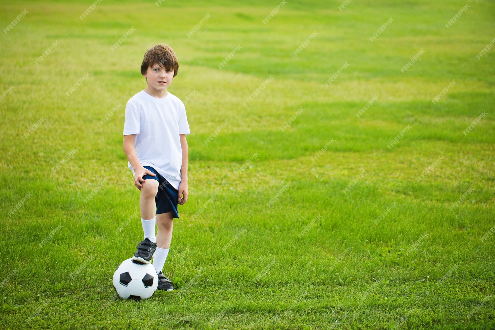 Garoto Pega a Bola Do Campo De Jogo. Criança Segurando Uma Bola De Futebol  Nas Mãos Imagem de Stock - Imagem de exterior, picareta: 243465075