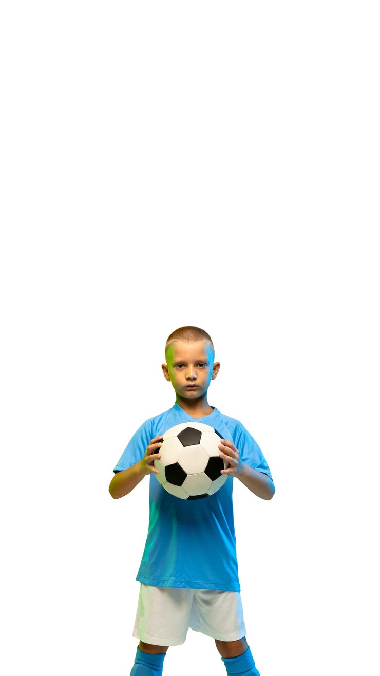 Foto menino com uma bola de futebol isolada no fundo branco do estúdio, panfleto vertical com copyspace