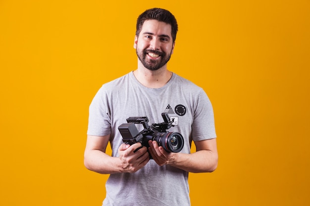 Menino com uma câmera cinematográfica. diretor de cinema