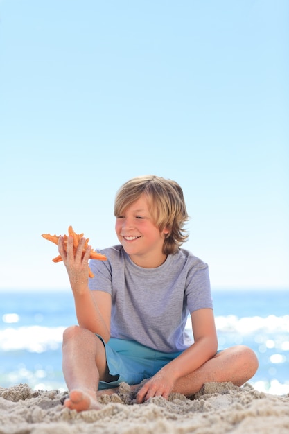 Menino com uma estrela do mar