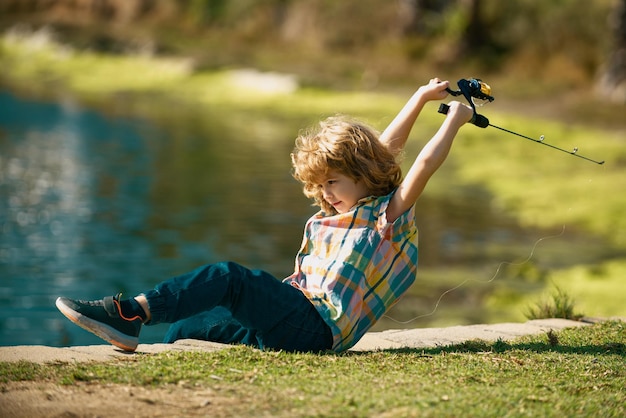Menino com vara de pescar no rio pequeno pescador no lago garoto no cais com vara