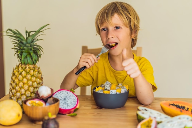 Menino come frutas comida saudável para crianças criança comendo lanche saudável nutrição vegetariana para crianças vitaminas para crianças