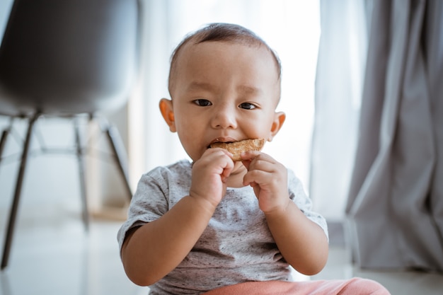 Menino comendo biscoitos