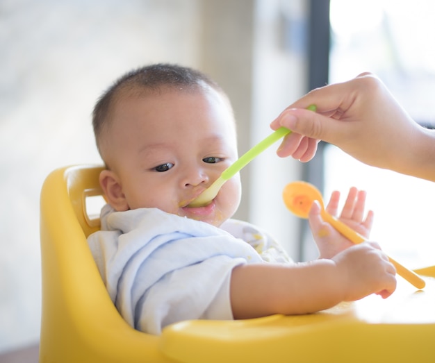 menino comendo comida