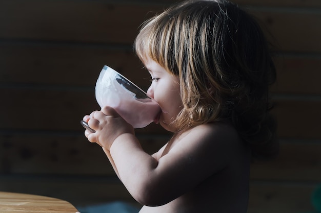 Menino comendo iogurte