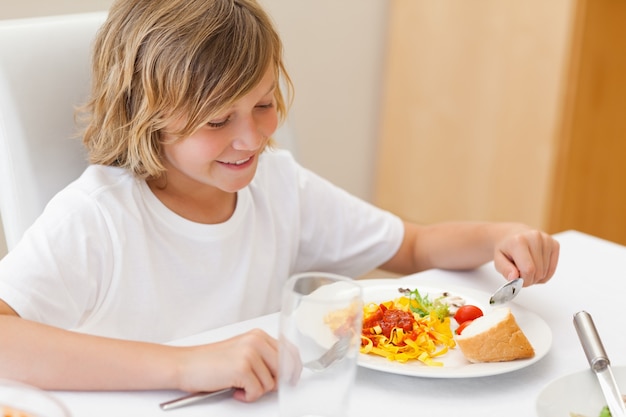 Foto menino comendo o jantar