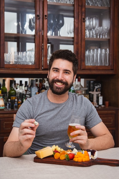 Menino comendo queijo e geleia