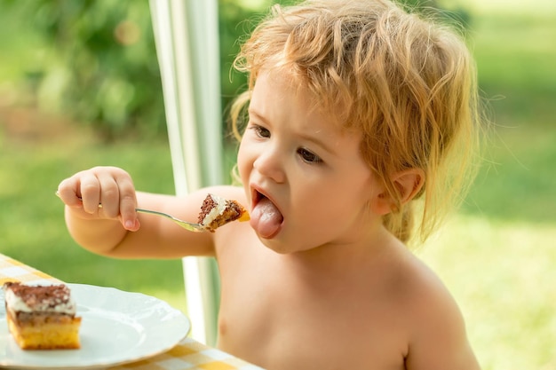 Menino comendo sobremesa