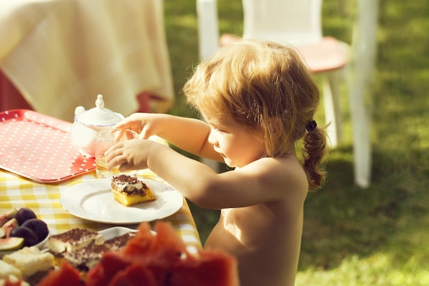 Menino comendo sobremesa