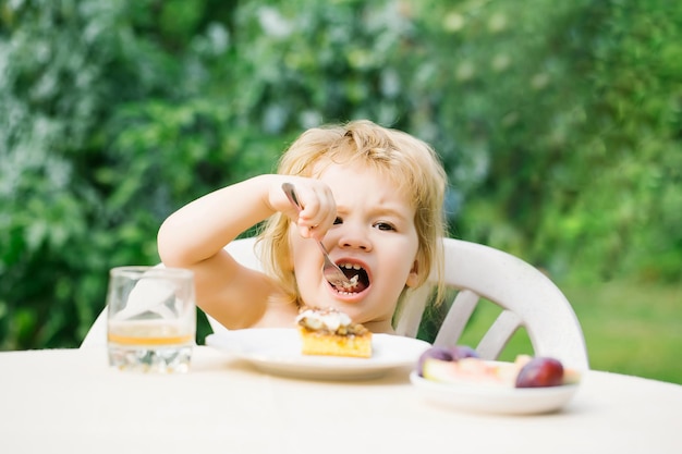 Menino comendo sobremesa