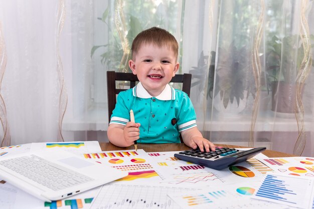 Menino como analista usando calculadora no escritório