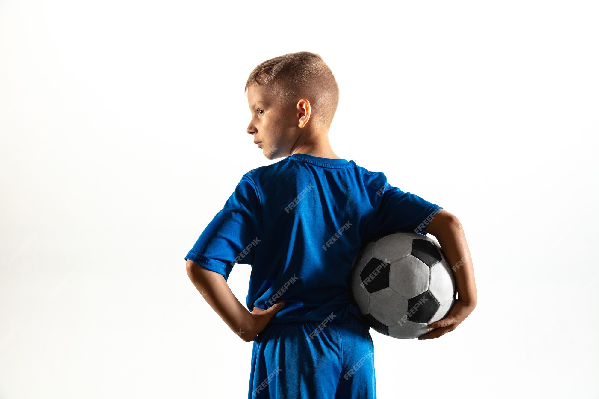 menino de pé com bola no campo de futebol pronto para começar ou jogar novo  jogo - conceito de jogador esportivo 8741739 Foto de stock no Vecteezy