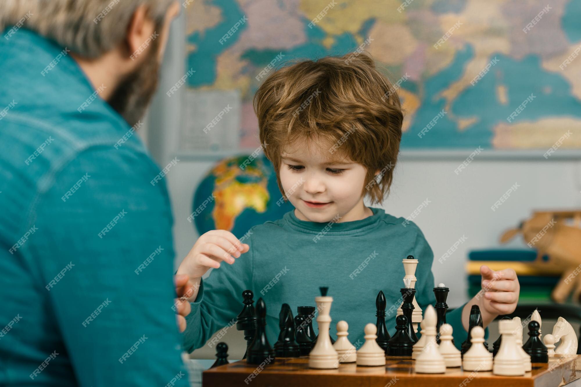 Jogo de xadrez infantil concentrado desenvolvimento cerebral e lógica jogo  de tabuleiro para crianças