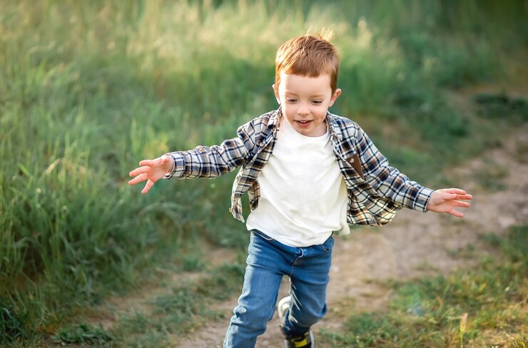 Menino corre ao longo do caminho diante da câmera.