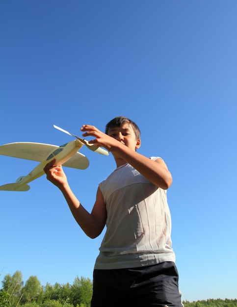 Menino correndo modelo de avião