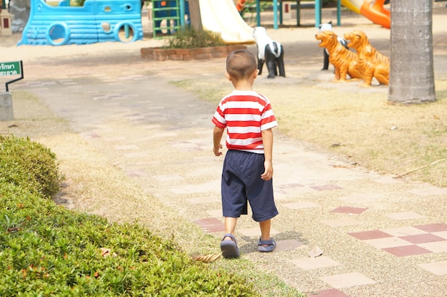 Menino correndo no jardim