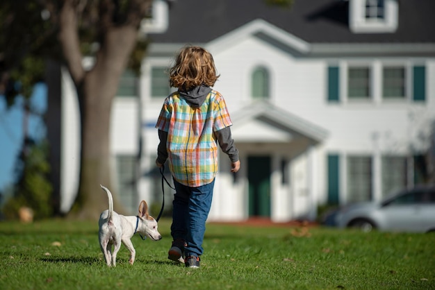 Menino criança anda com cachorrinho Criança com cachorro Infância despreocupada