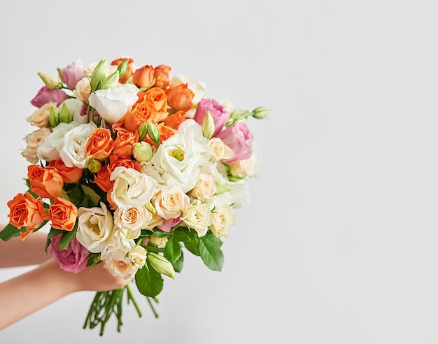 Menino criança com buquê de flores.