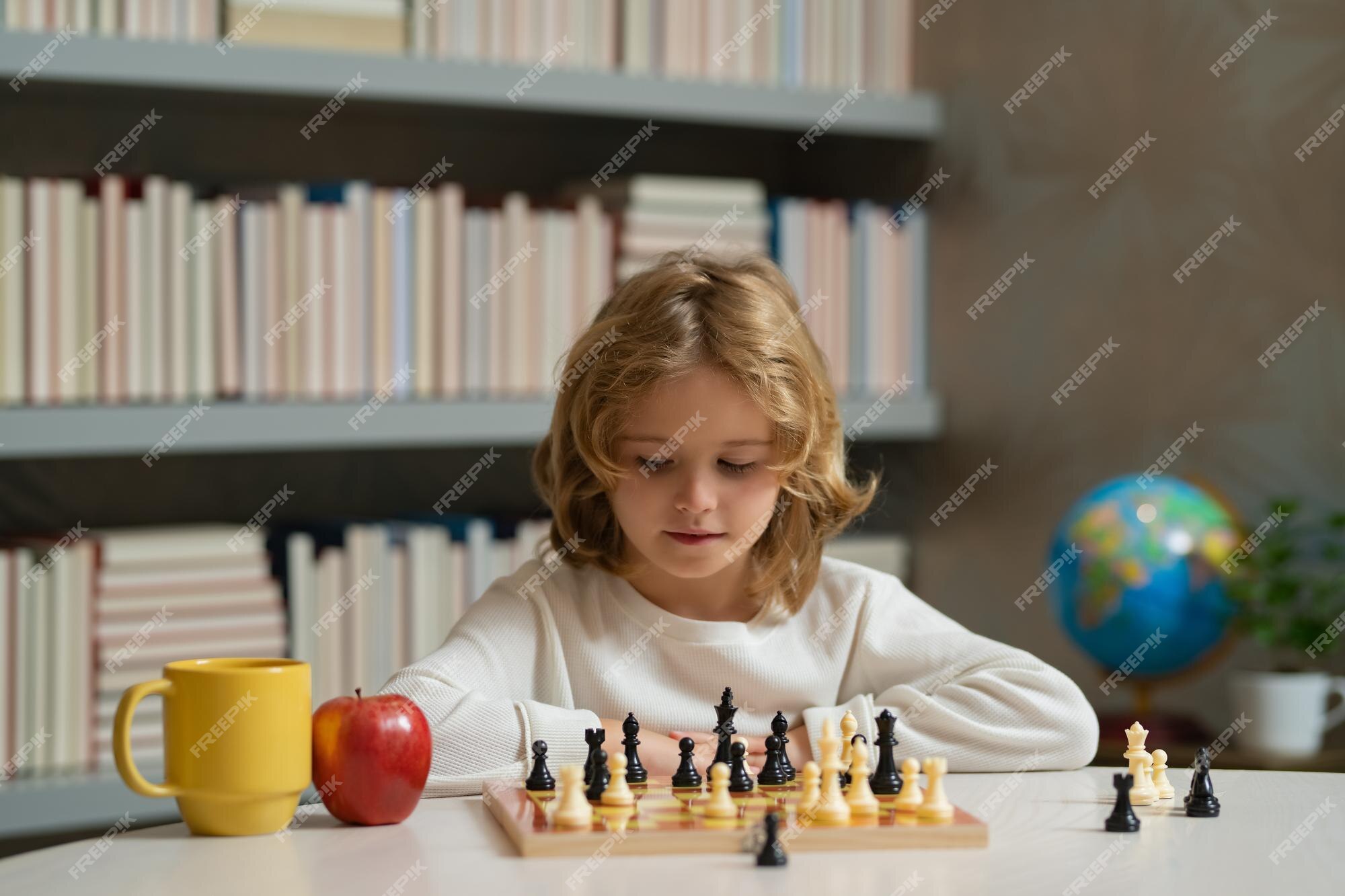 Escola De Xadrez. Inteligente, Concentrada E Pensante, Criança Jogando  Xadrez. Criança Desenvolvendo Estratégia De Xadrez Foto de Stock - Imagem  de menino, brainstorm: 268991030