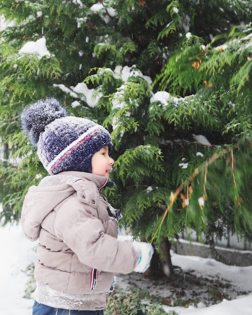 Menino criança e neve. inverno.