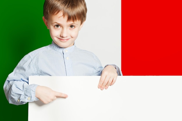 Menino criança feliz segurando bandeira branca com bandeira italiana