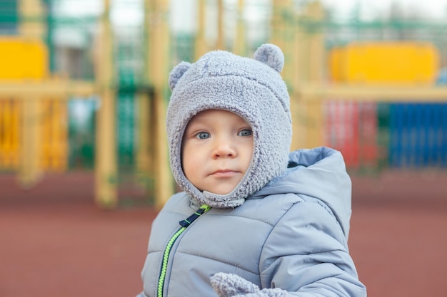 Menino criança se divertindo no playground ao ar livre