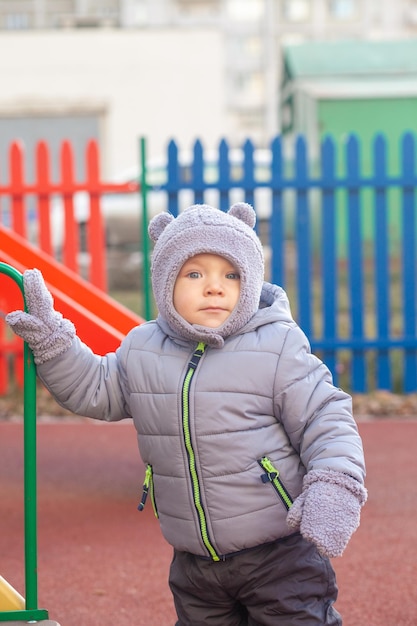 Menino criança se divertindo no playground ao ar livre