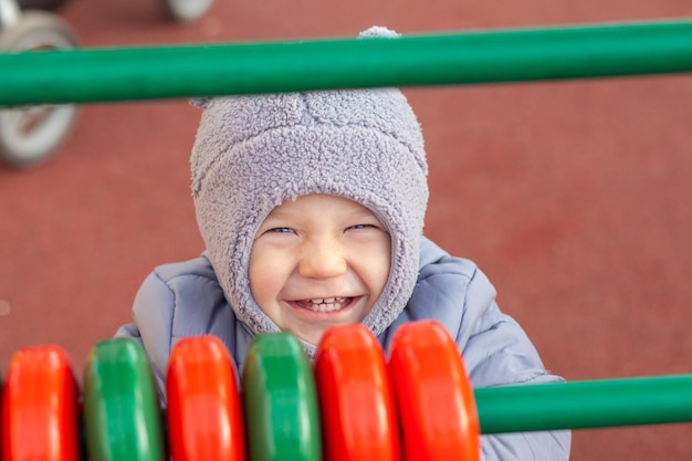 Menino criança se divertindo no playground ao ar livre