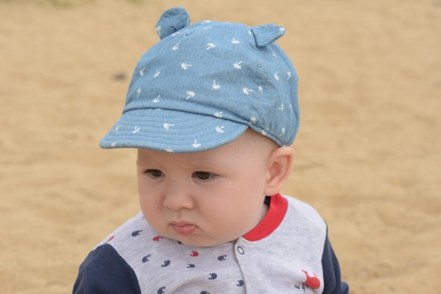 Foto menino da criança sentada na areia