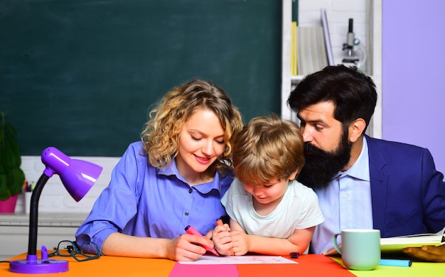 Foto menino da escola na primeira série feliz família escolarização de matemática juntos aluno bonito e seu pai e