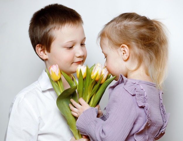 Foto menino dá flores para menina