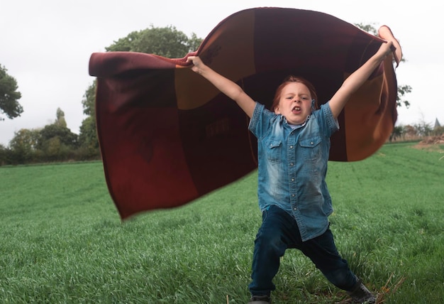 Menino de 9 anos no campo