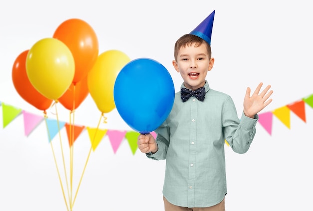 menino de chapéu de festa de aniversário com balão azul