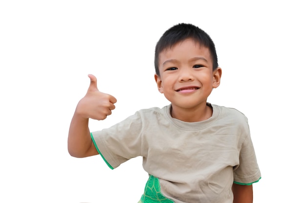 Menino de criança asiática feliz mostrando os polegares. Sobre um fundo branco.