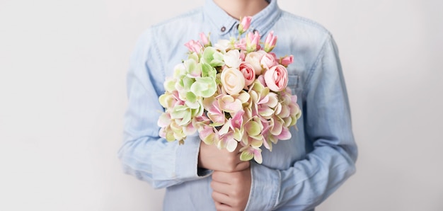 Menino de criança com buquê de flores. Dia das Mães