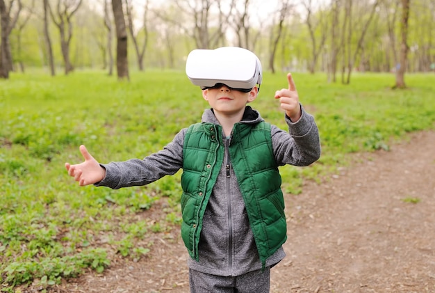 Menino de criança em realidade virtual de óculos