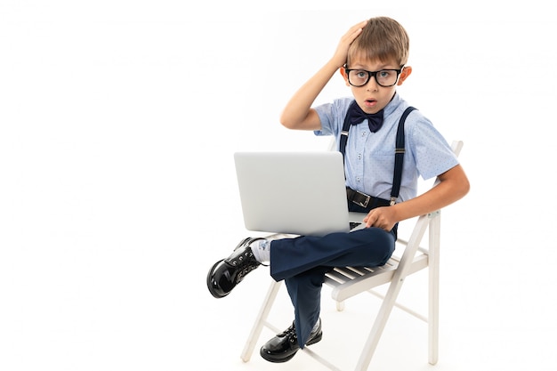 Foto menino de escola adolescente fazer lição de casa com laptop, isolado