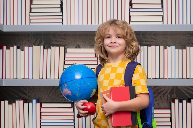 Menino de escola com globo mundial e livros de criança em idade escolar com livro volta para a escola pequeno garanhão