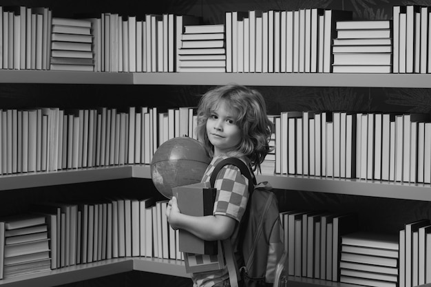 Menino de escola, globo mundial e livros, menino de escola caucasiano inteligente, aluno, aluno, voltando para a escola e