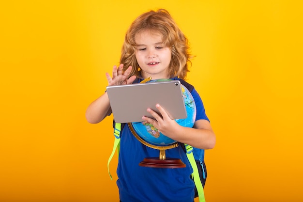 Menino de escola globo mundial e tablet Escola e crianças Linda criança loira com um livro aprendendo Dia do conhecimento