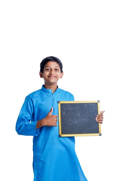 Menino de escola indiano mostrando uma lousa em branco sobre fundo branco.